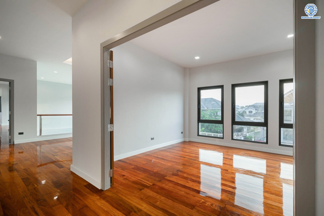 บ้านมือสองตกแต่งใหม่ โครงการ กฤษดานคร20 ปิ่นเกล้า-บรมราชชนนี บ้านหลังมุม ติดทะเลสาบ บนเนื้อที่กว้างมากถึง 238 ตร.ว. ตกแต่งด้วยวัสดุเกรดพรีเมี่ยม ฟังก์ชัน 5 ห้องนอน 6 ห้องน้ำ 1 ห้องอเนกประสงค์ 4 ที่จอดรถ พร้อมทั้งเปลี่ยนระบบไฟฟ้า สุขาภิบาล ทำเลศักยภาพ ติดถนนบรมราชชนนี ใกล้มหาวิทยาลัยมหิดล และเพียง 10 นาทีถึงเซ็นทรัล ปิ่นเกล้า